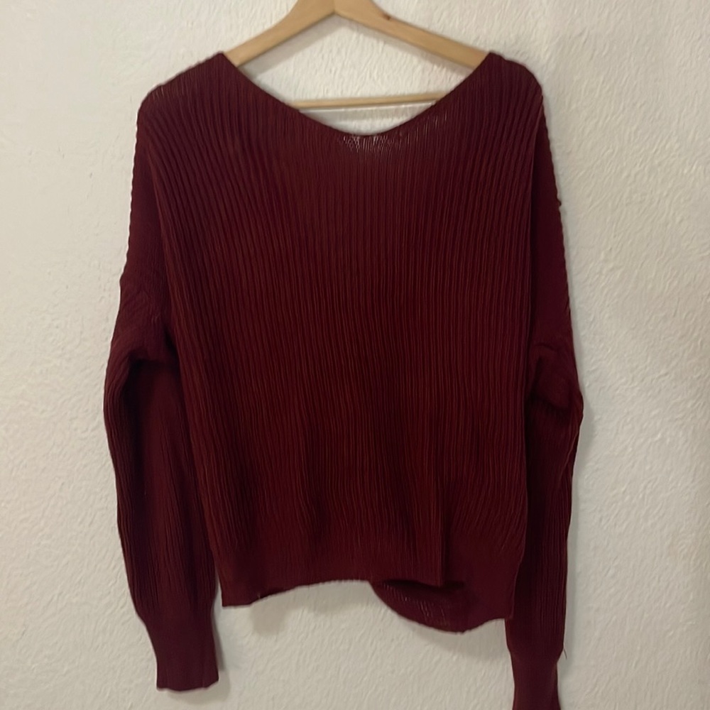 Crop sweater with twist in the back